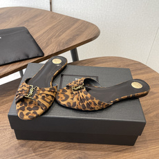 Saint Laurent26SS 早春新款平底高褶皱拖鞋Ysl鞋面的褶皱设计,像把复古画报里的精致揉进 Saint Laurent26SS 早春新款平底高褶皱拖鞋Ysl鞋面的褶皱设计,像把复古画报里的精致揉进