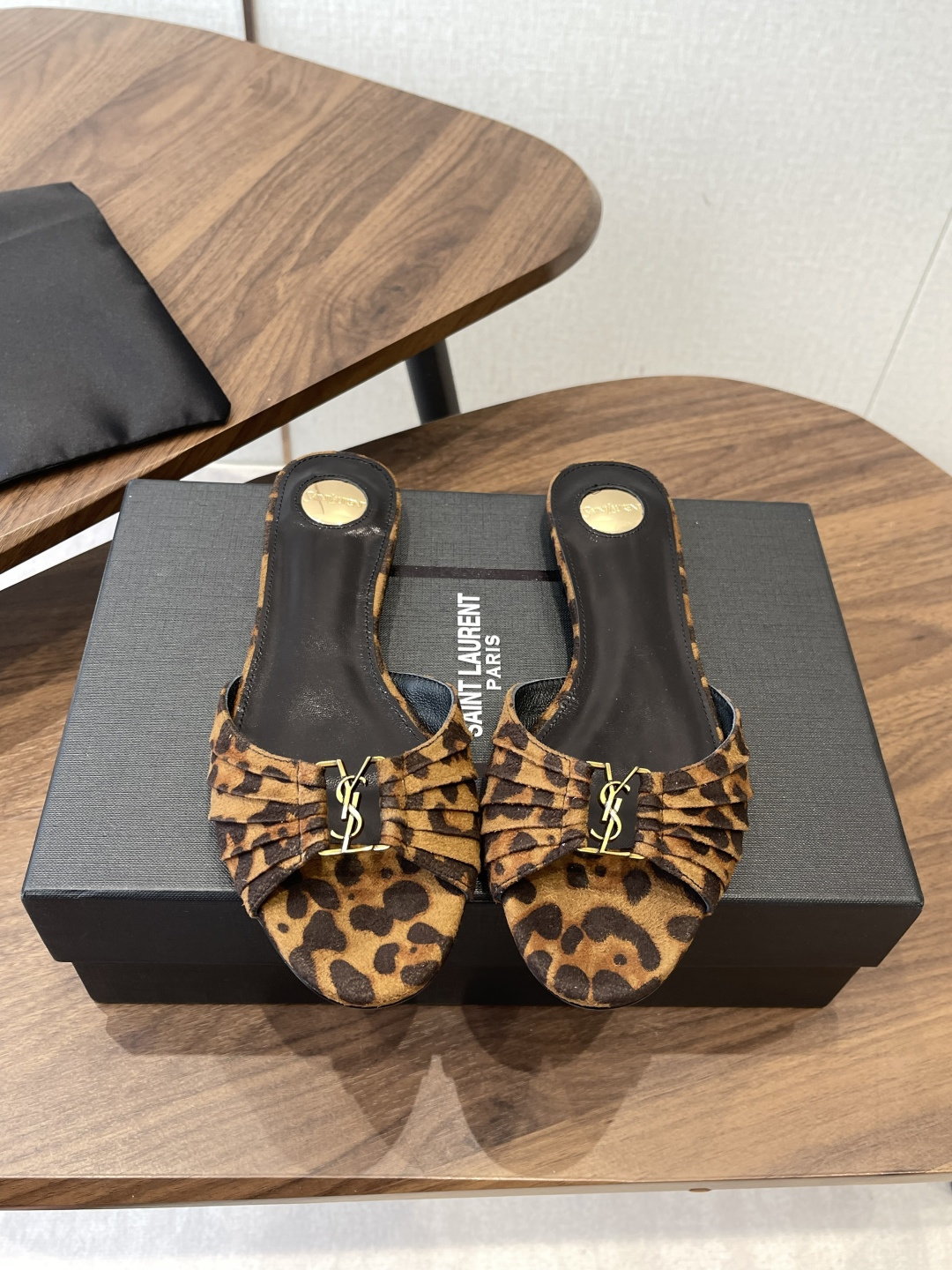 Saint Laurent26SS 早春新款平底高褶皱拖鞋Ysl鞋面的褶皱设计，像把复古画报里的精致揉进