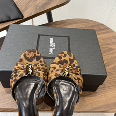 Saint Laurent26SS 早春新款平底高褶皱拖鞋Ysl鞋面的褶皱设计,像把复古画报里的精致揉进 Saint Laurent26SS 早春新款平底高褶皱拖鞋Ysl鞋面的褶皱设计,像把复古画报里的精致揉进