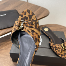 Saint Laurent26SS 早春新款平底高褶皱拖鞋Ysl鞋面的褶皱设计,像把复古画报里的精致揉进 Saint Laurent26SS 早春新款平底高褶皱拖鞋Ysl鞋面的褶皱设计,像把复古画报里的精致揉进