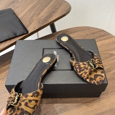 Saint Laurent26SS 早春新款平底高褶皱拖鞋Ysl鞋面的褶皱设计,像把复古画报里的精致揉进 Saint Laurent26SS 早春新款平底高褶皱拖鞋Ysl鞋面的褶皱设计,像把复古画报里的精致揉进