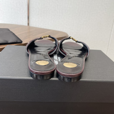 Saint Laurent26SS 早春新款平底高褶皱拖鞋Ysl鞋面的褶皱设计,像把复古画报里的精致揉进 Saint Laurent26SS 早春新款平底高褶皱拖鞋Ysl鞋面的褶皱设计,像把复古画报里的精致揉进