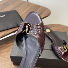 Saint Laurent26SS 早春新款平底高褶皱拖鞋Ysl鞋面的褶皱设计,像把复古画报里的精致揉进 Saint Laurent26SS 早春新款平底高褶皱拖鞋Ysl鞋面的褶皱设计,像把复古画报里的精致揉进