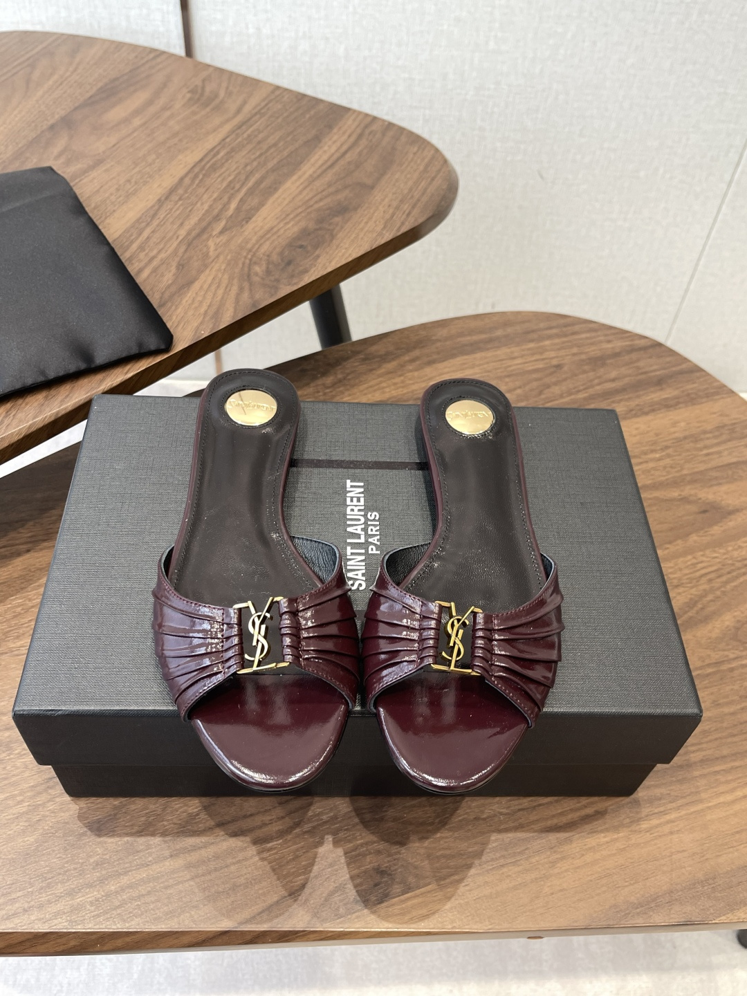 Saint Laurent26SS 早春新款平底高褶皱拖鞋Ysl鞋面的褶皱设计，像把复古画报里的精致揉进