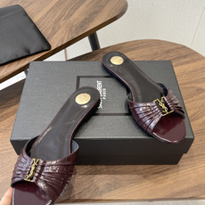 Saint Laurent26SS 早春新款平底高褶皱拖鞋Ysl鞋面的褶皱设计,像把复古画报里的精致揉进 Saint Laurent26SS 早春新款平底高褶皱拖鞋Ysl鞋面的褶皱设计,像把复古画报里的精致揉进