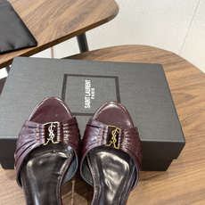 Saint Laurent26SS 早春新款平底高褶皱拖鞋Ysl鞋面的褶皱设计,像把复古画报里的精致揉进 Saint Laurent26SS 早春新款平底高褶皱拖鞋Ysl鞋面的褶皱设计,像把复古画报里的精致揉进