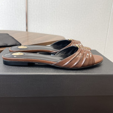 Saint Laurent26SS 早春新款平底高褶皱拖鞋Ysl鞋面的褶皱设计,像把复古画报里的精致揉进 Saint Laurent26SS 早春新款平底高褶皱拖鞋Ysl鞋面的褶皱设计,像把复古画报里的精致揉进