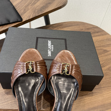 Saint Laurent26SS 早春新款平底高褶皱拖鞋Ysl鞋面的褶皱设计,像把复古画报里的精致揉进 Saint Laurent26SS 早春新款平底高褶皱拖鞋Ysl鞋面的褶皱设计,像把复古画报里的精致揉进