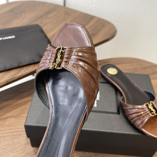 Saint Laurent26SS 早春新款平底高褶皱拖鞋Ysl鞋面的褶皱设计,像把复古画报里的精致揉进 Saint Laurent26SS 早春新款平底高褶皱拖鞋Ysl鞋面的褶皱设计,像把复古画报里的精致揉进