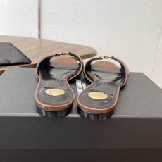 Saint Laurent26SS 早春新款平底高褶皱拖鞋Ysl鞋面的褶皱设计,像把复古画报里的精致揉进 Saint Laurent26SS 早春新款平底高褶皱拖鞋Ysl鞋面的褶皱设计,像把复古画报里的精致揉进
