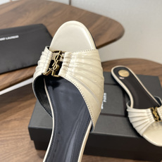 Saint Laurent26SS 早春新款平底高褶皱拖鞋Ysl鞋面的褶皱设计,像把复古画报里的精致揉进 Saint Laurent26SS 早春新款平底高褶皱拖鞋Ysl鞋面的褶皱设计,像把复古画报里的精致揉进