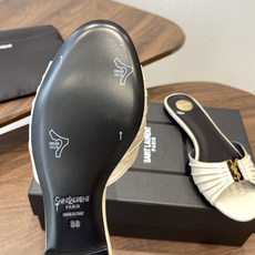 Saint Laurent26SS 早春新款平底高褶皱拖鞋Ysl鞋面的褶皱设计,像把复古画报里的精致揉进 Saint Laurent26SS 早春新款平底高褶皱拖鞋Ysl鞋面的褶皱设计,像把复古画报里的精致揉进