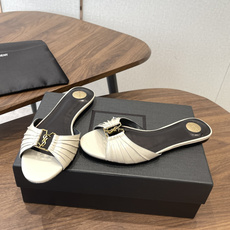 Saint Laurent26SS 早春新款平底高褶皱拖鞋Ysl鞋面的褶皱设计,像把复古画报里的精致揉进 Saint Laurent26SS 早春新款平底高褶皱拖鞋Ysl鞋面的褶皱设计,像把复古画报里的精致揉进