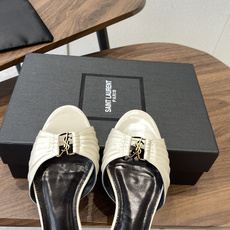 Saint Laurent26SS 早春新款平底高褶皱拖鞋Ysl鞋面的褶皱设计,像把复古画报里的精致揉进 Saint Laurent26SS 早春新款平底高褶皱拖鞋Ysl鞋面的褶皱设计,像把复古画报里的精致揉进