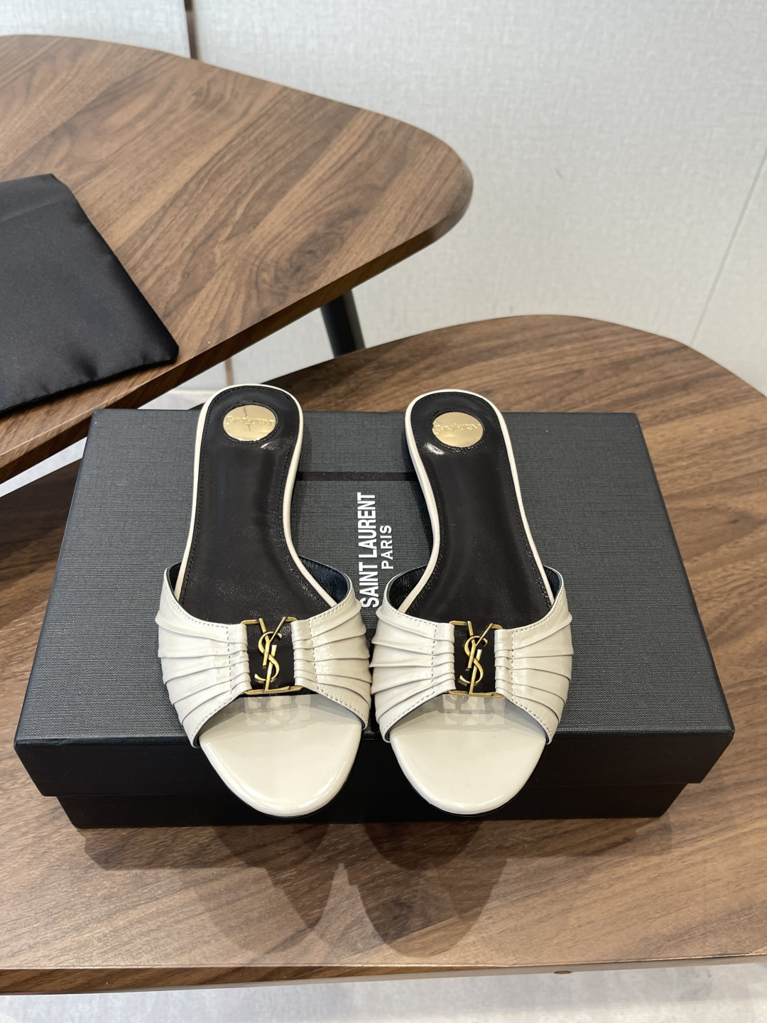 Saint Laurent26SS 早春新款平底高褶皱拖鞋Ysl鞋面的褶皱设计，像把复古画报里的精致揉进