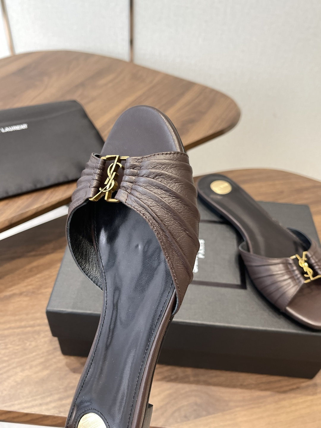 Saint Laurent26SS 早春新款平底高褶皱拖鞋Ysl鞋面的褶皱设计，像把复古画报里的精致揉进