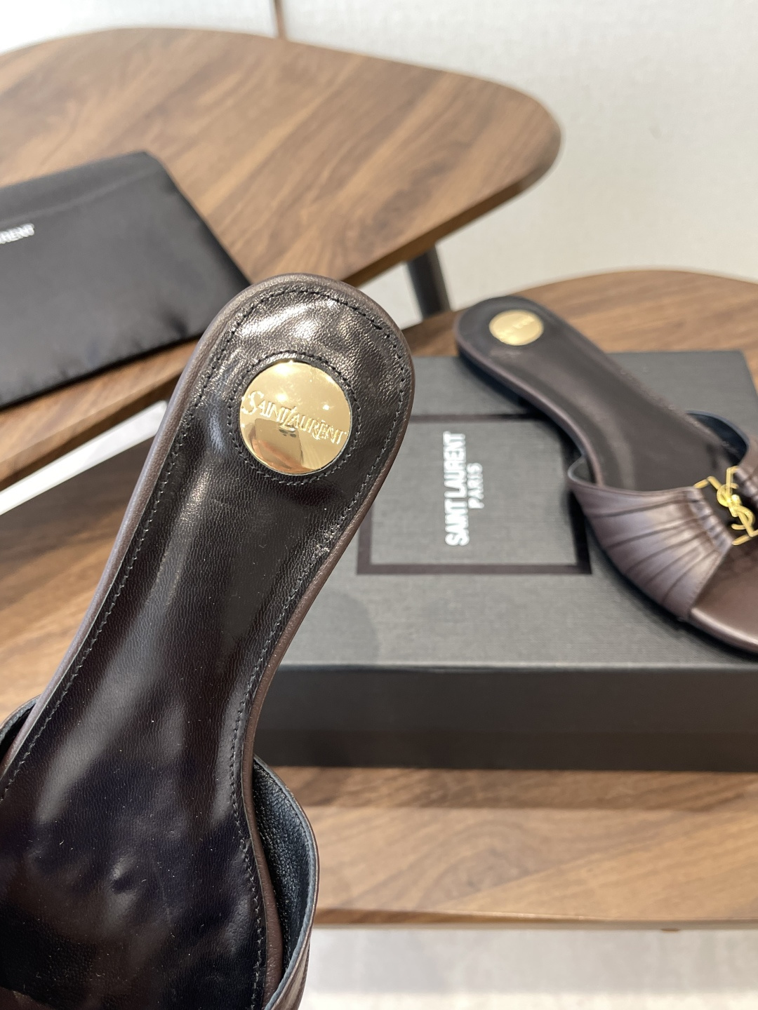 Saint Laurent26SS 早春新款平底高褶皱拖鞋Ysl鞋面的褶皱设计，像把复古画报里的精致揉进