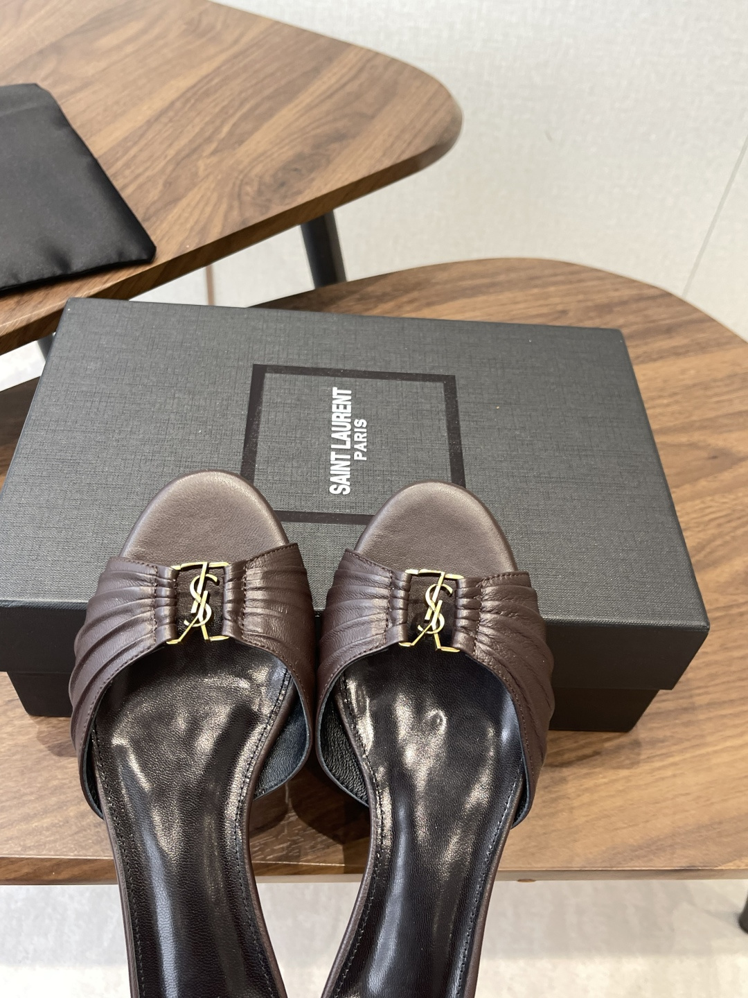 Saint Laurent26SS 早春新款平底高褶皱拖鞋Ysl鞋面的褶皱设计，像把复古画报里的精致揉进