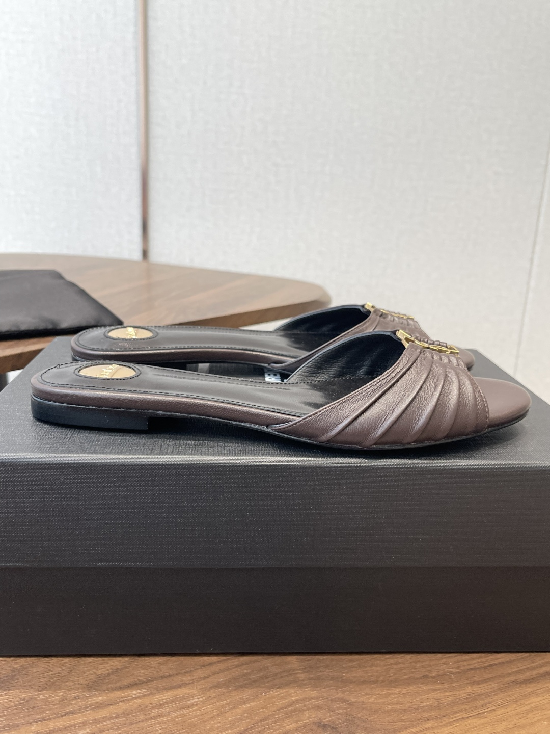 Saint Laurent26SS 早春新款平底高褶皱拖鞋Ysl鞋面的褶皱设计，像把复古画报里的精致揉进