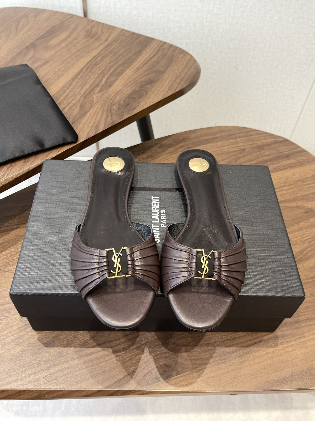Saint Laurent26SS 早春新款平底高褶皱拖鞋Ysl鞋面的褶皱设计，像把复古画报里的精致揉进