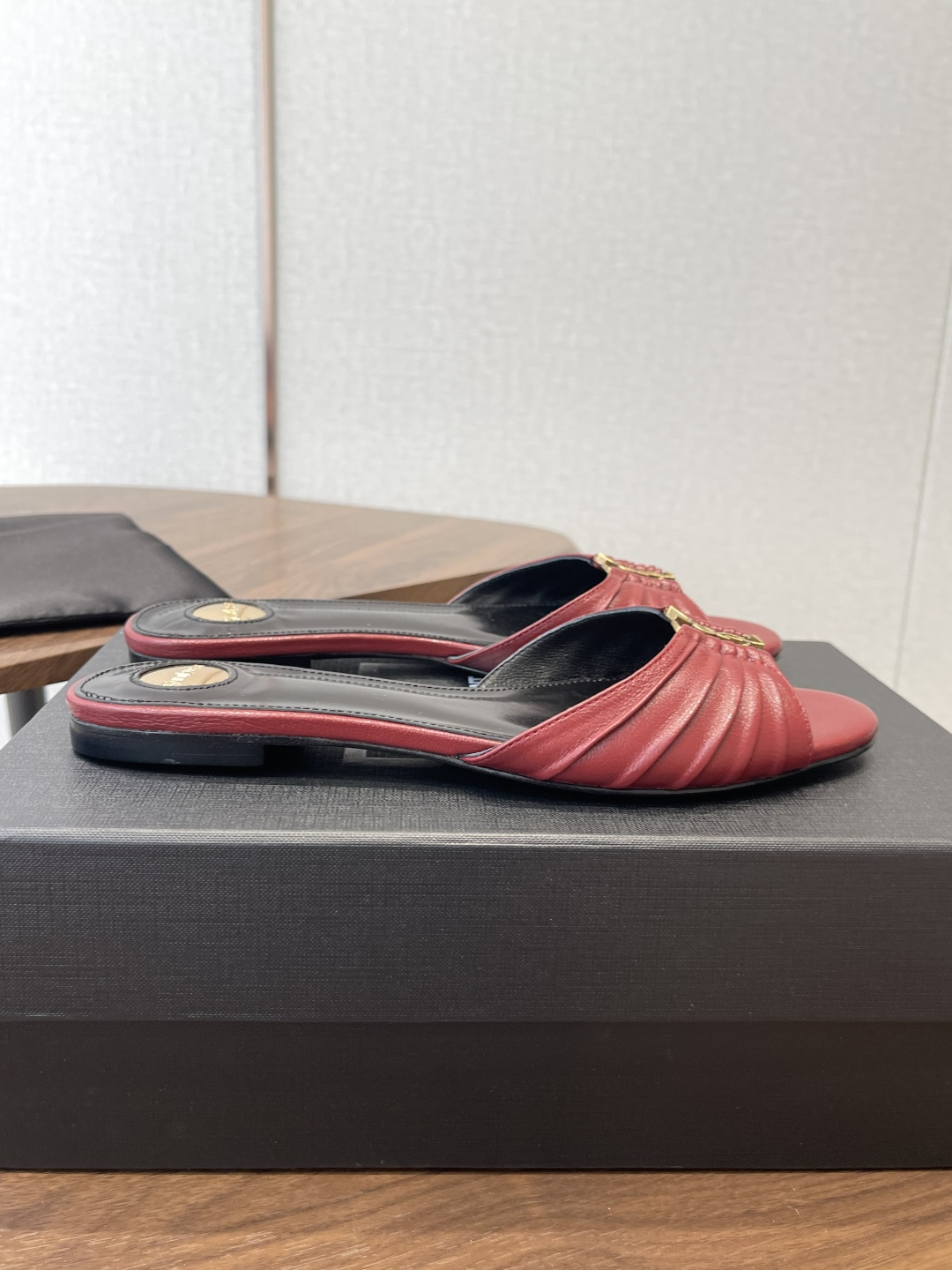 Saint Laurent26SS 早春新款平底高褶皱拖鞋Ysl鞋面的褶皱设计，像把复古画报里的精致揉进