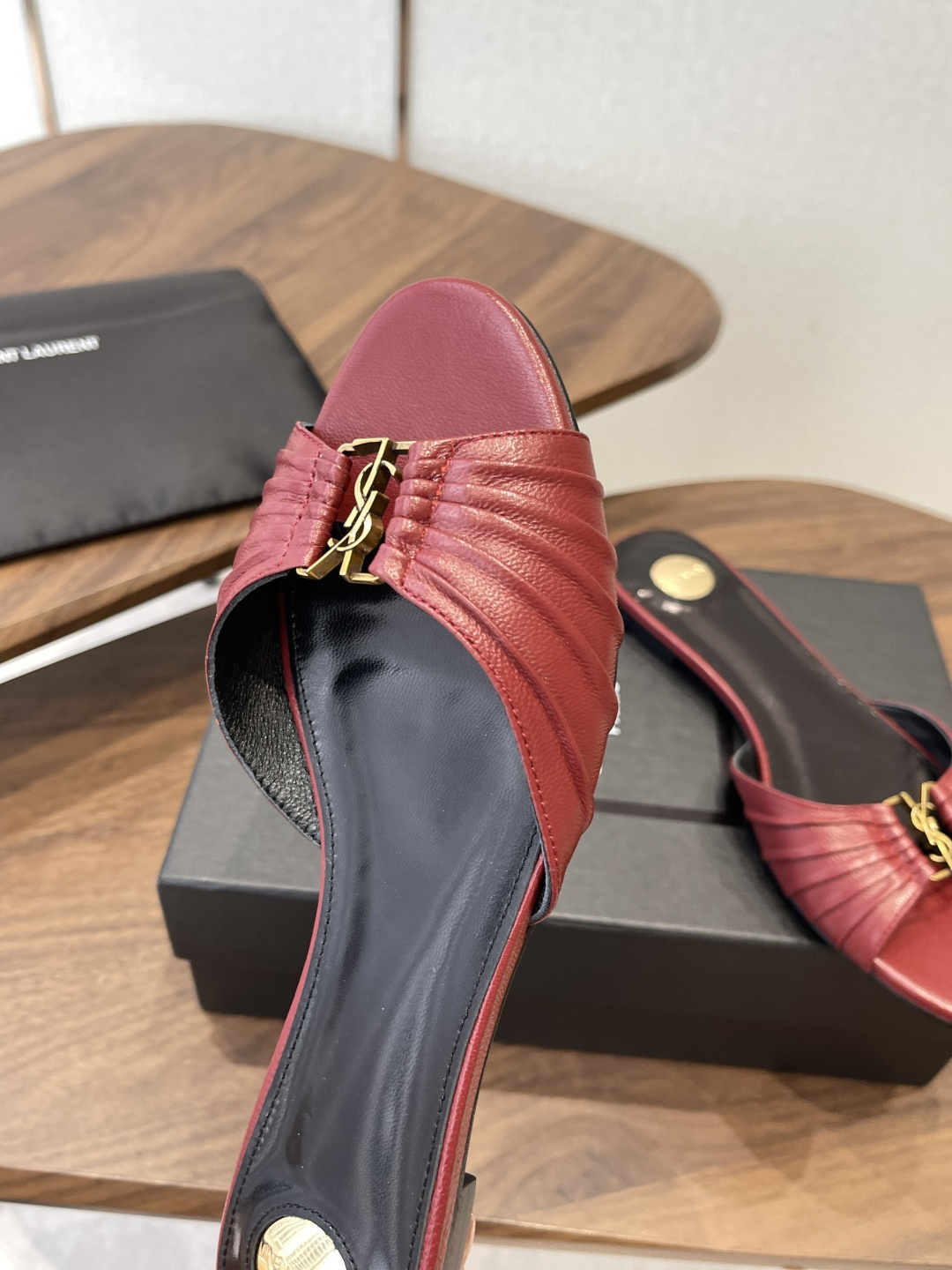 Saint Laurent26SS 早春新款平底高褶皱拖鞋Ysl鞋面的褶皱设计，像把复古画报里的精致揉进