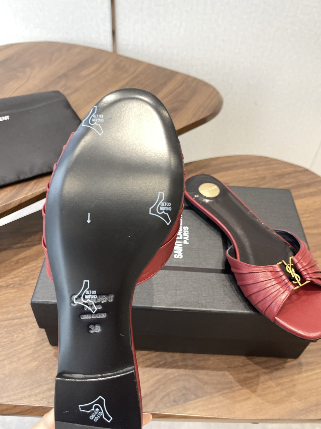 Saint Laurent26SS 早春新款平底高褶皱拖鞋Ysl鞋面的褶皱设计，像把复古画报里的精致揉进
