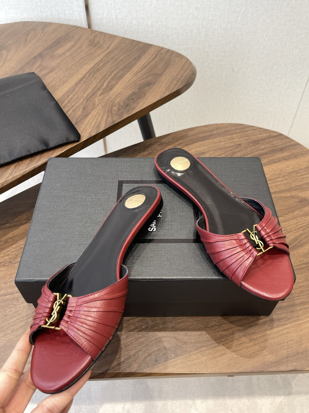 Saint Laurent26SS 早春新款平底高褶皱拖鞋Ysl鞋面的褶皱设计，像把复古画报里的精致揉进