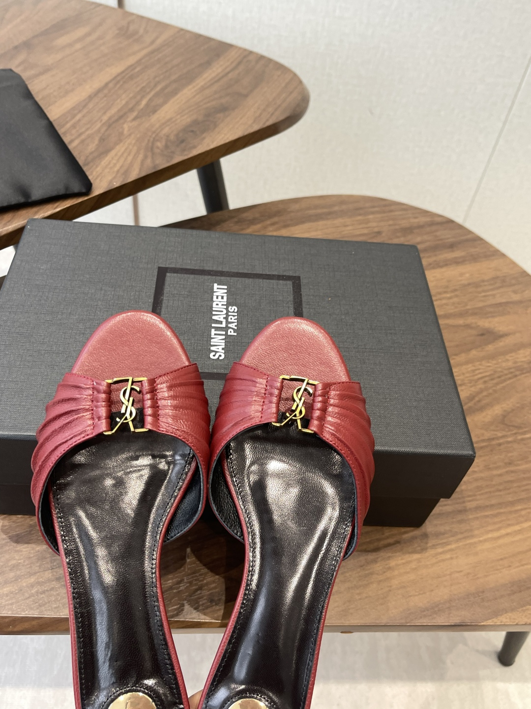Saint Laurent26SS 早春新款平底高褶皱拖鞋Ysl鞋面的褶皱设计，像把复古画报里的精致揉进