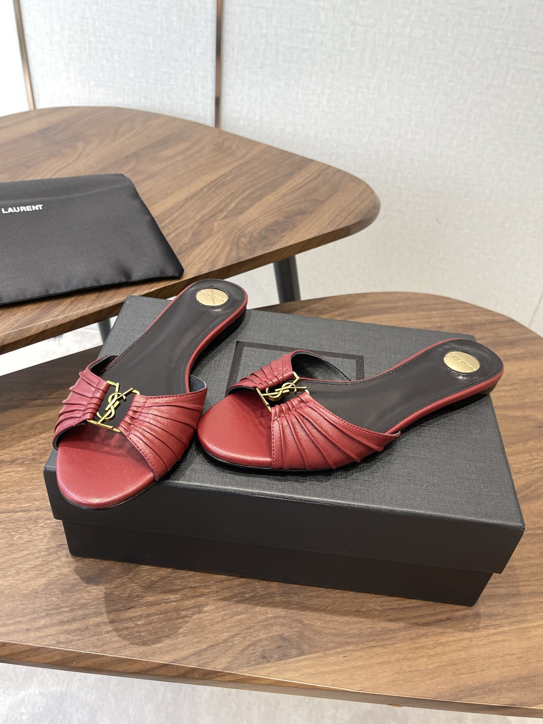 Saint Laurent26SS 早春新款平底高褶皱拖鞋Ysl鞋面的褶皱设计，像把复古画报里的精致揉进