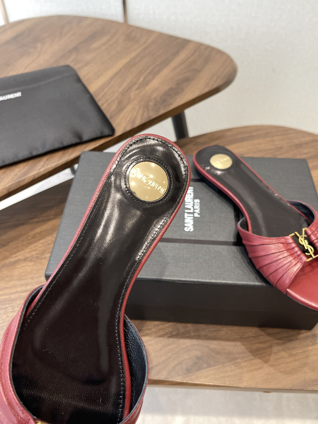 Saint Laurent26SS 早春新款平底高褶皱拖鞋Ysl鞋面的褶皱设计，像把复古画报里的精致揉进