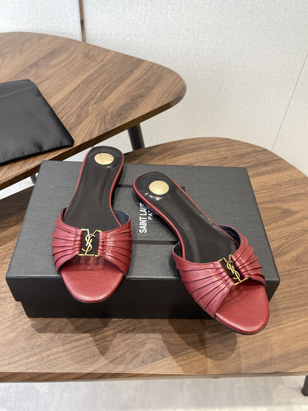 Saint Laurent26SS 早春新款平底高褶皱拖鞋Ysl鞋面的褶皱设计，像把复古画报里的精致揉进