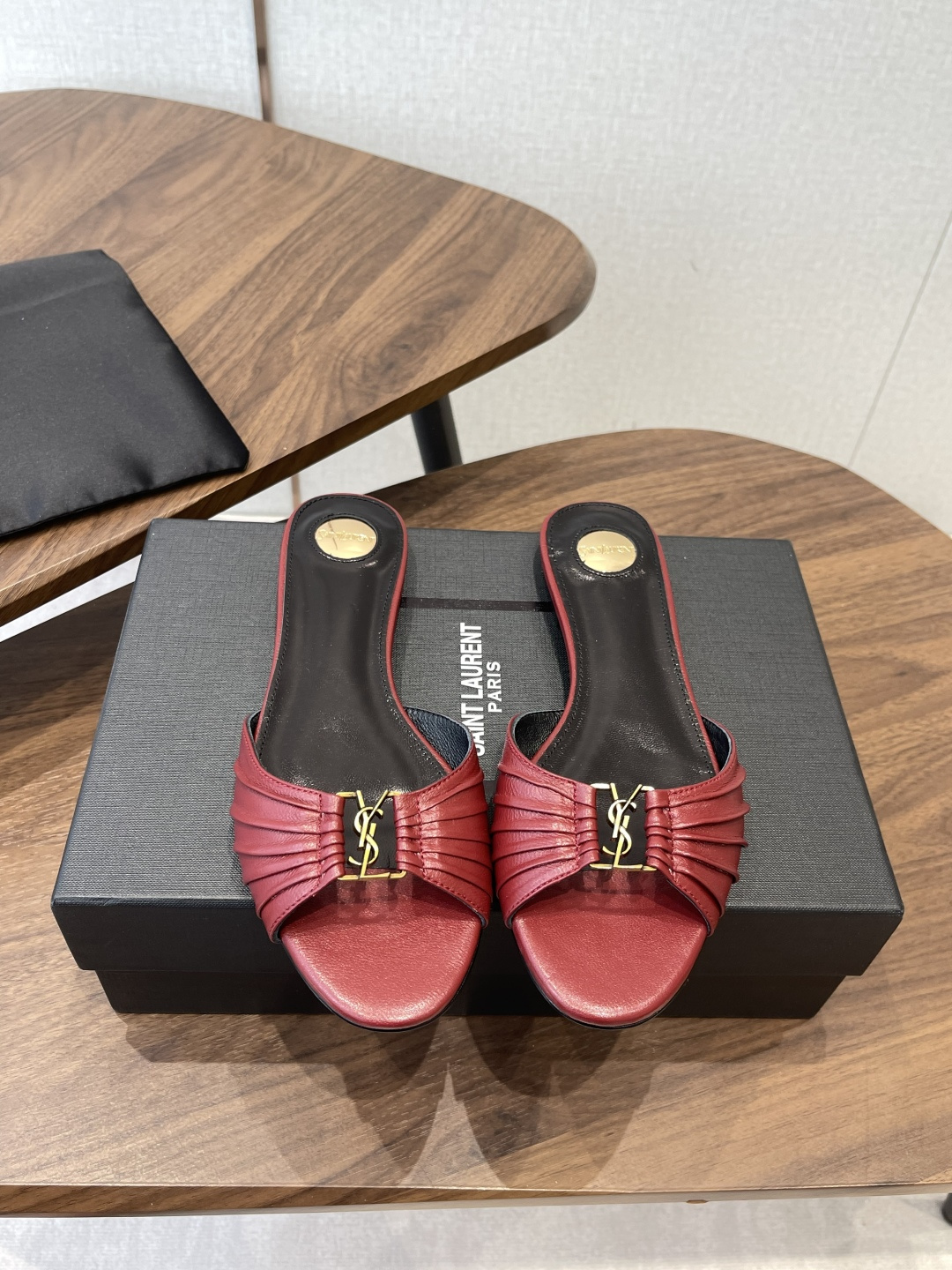 Saint Laurent26SS 早春新款平底高褶皱拖鞋Ysl鞋面的褶皱设计，像把复古画报里的精致揉进