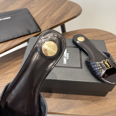 Saint Laurent26SS 早春新款平底高褶皱拖鞋Ysl鞋面的褶皱设计,像把复古画报里的精致揉进 Saint Laurent26SS 早春新款平底高褶皱拖鞋Ysl鞋面的褶皱设计,像把复古画报里的精致揉进