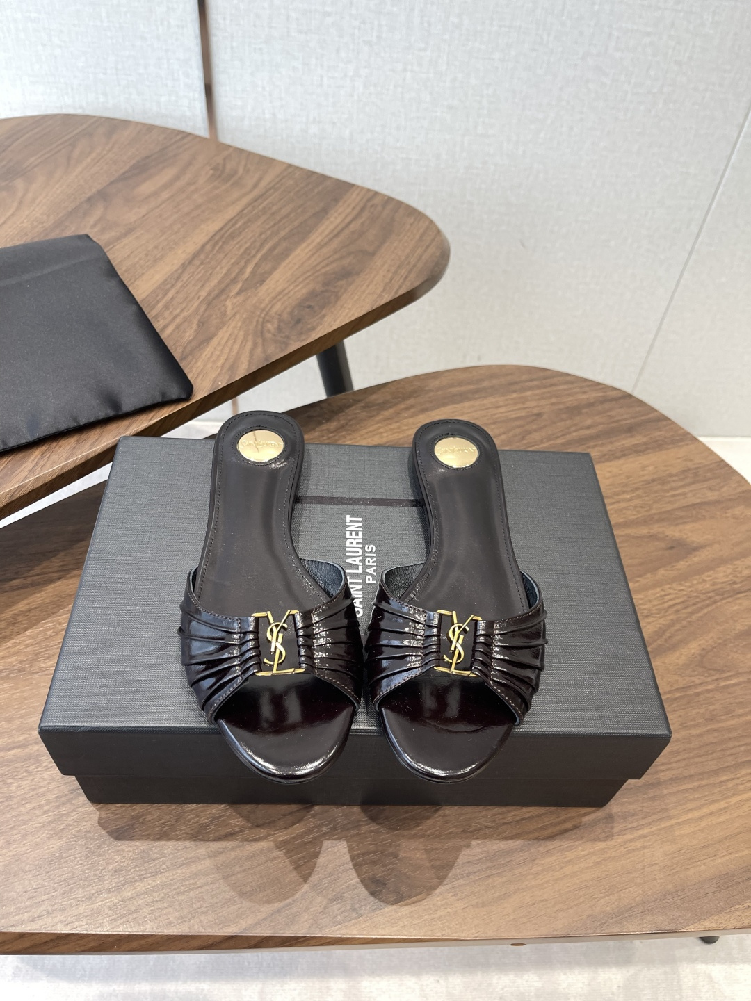 Saint Laurent26SS 早春新款平底高褶皱拖鞋Ysl鞋面的褶皱设计，像把复古画报里的精致揉进