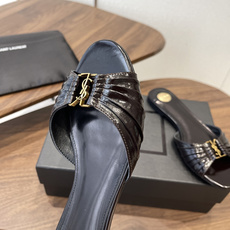 Saint Laurent26SS 早春新款平底高褶皱拖鞋Ysl鞋面的褶皱设计,像把复古画报里的精致揉进 Saint Laurent26SS 早春新款平底高褶皱拖鞋Ysl鞋面的褶皱设计,像把复古画报里的精致揉进