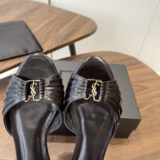 Saint Laurent26SS 早春新款平底高褶皱拖鞋Ysl鞋面的褶皱设计,像把复古画报里的精致揉进 Saint Laurent26SS 早春新款平底高褶皱拖鞋Ysl鞋面的褶皱设计,像把复古画报里的精致揉进