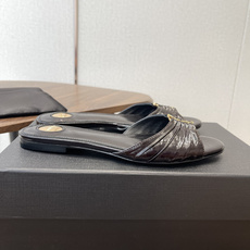 Saint Laurent26SS 早春新款平底高褶皱拖鞋Ysl鞋面的褶皱设计,像把复古画报里的精致揉进 Saint Laurent26SS 早春新款平底高褶皱拖鞋Ysl鞋面的褶皱设计,像把复古画报里的精致揉进