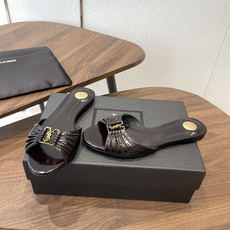 Saint Laurent26SS 早春新款平底高褶皱拖鞋Ysl鞋面的褶皱设计,像把复古画报里的精致揉进 Saint Laurent26SS 早春新款平底高褶皱拖鞋Ysl鞋面的褶皱设计,像把复古画报里的精致揉进