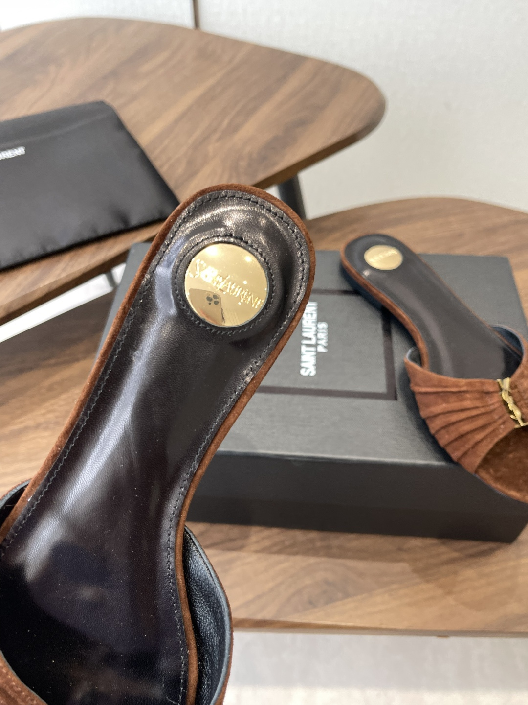Saint Laurent26SS 早春新款平底高褶皱拖鞋Ysl鞋面的褶皱设计，像把复古画报里的精致揉进