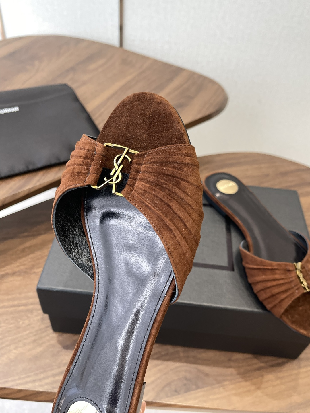 Saint Laurent26SS 早春新款平底高褶皱拖鞋Ysl鞋面的褶皱设计，像把复古画报里的精致揉进