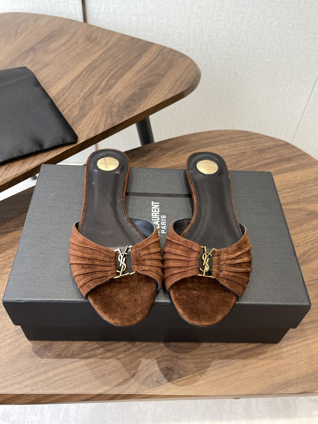 Saint Laurent26SS 早春新款平底高褶皱拖鞋Ysl鞋面的褶皱设计，像把复古画报里的精致揉进