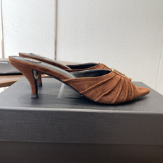 Saint Laurent26SS春夏新款尖头细跟凉拖自带冷艳贵气感的夏日高跟款,这双直接把法式性感和高 Saint Laurent26SS春夏新款尖头细跟凉拖自带冷艳贵气感的夏日高跟款,这双直接把法式性感和高