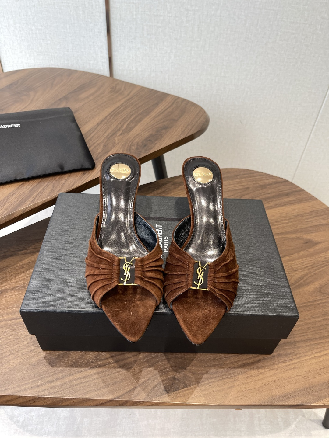 Saint Laurent26SS春夏新款尖头细跟凉拖自带冷艳贵气感的夏日高跟款，这双直接把法式性感和高