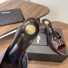 Saint Laurent26SS春夏新款尖头细跟凉拖自带冷艳贵气感的夏日高跟款,这双直接把法式性感和高 Saint Laurent26SS春夏新款尖头细跟凉拖自带冷艳贵气感的夏日高跟款,这双直接把法式性感和高