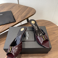 Saint Laurent26SS春夏新款尖头细跟凉拖自带冷艳贵气感的夏日高跟款,这双直接把法式性感和高 Saint Laurent26SS春夏新款尖头细跟凉拖自带冷艳贵气感的夏日高跟款,这双直接把法式性感和高