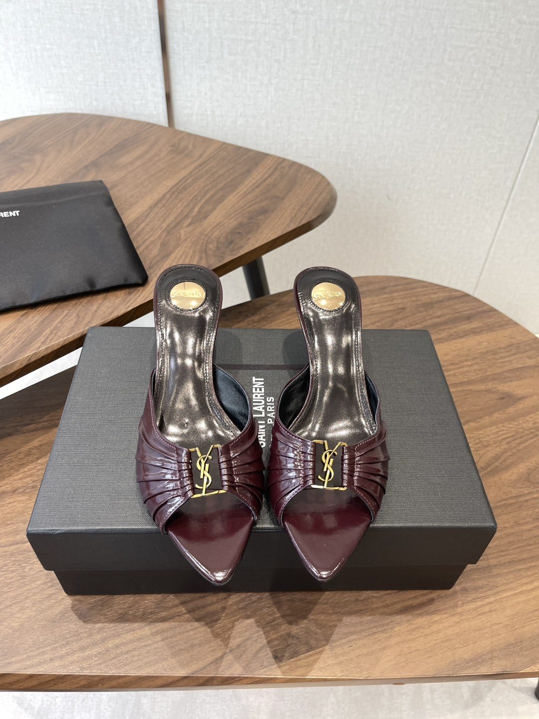 Saint Laurent26SS春夏新款尖头细跟凉拖自带冷艳贵气感的夏日高跟款，这双直接把法式性感和高