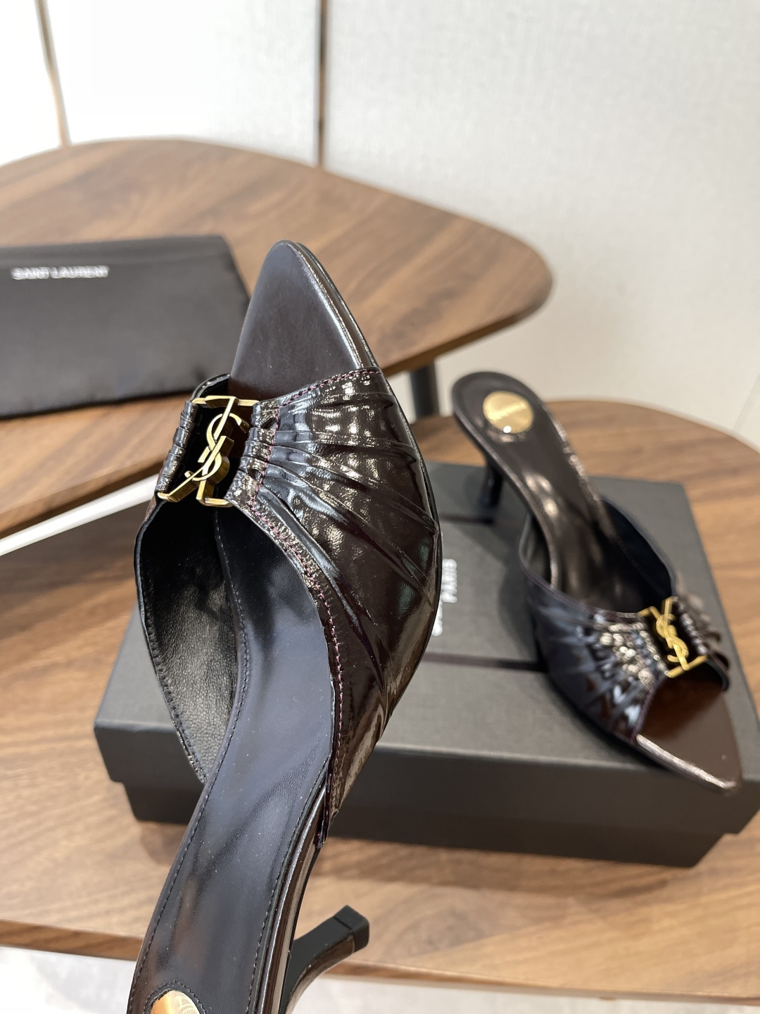 Saint Laurent26SS春夏新款尖头细跟凉拖自带冷艳贵气感的夏日高跟款，这双直接把法式性感和高