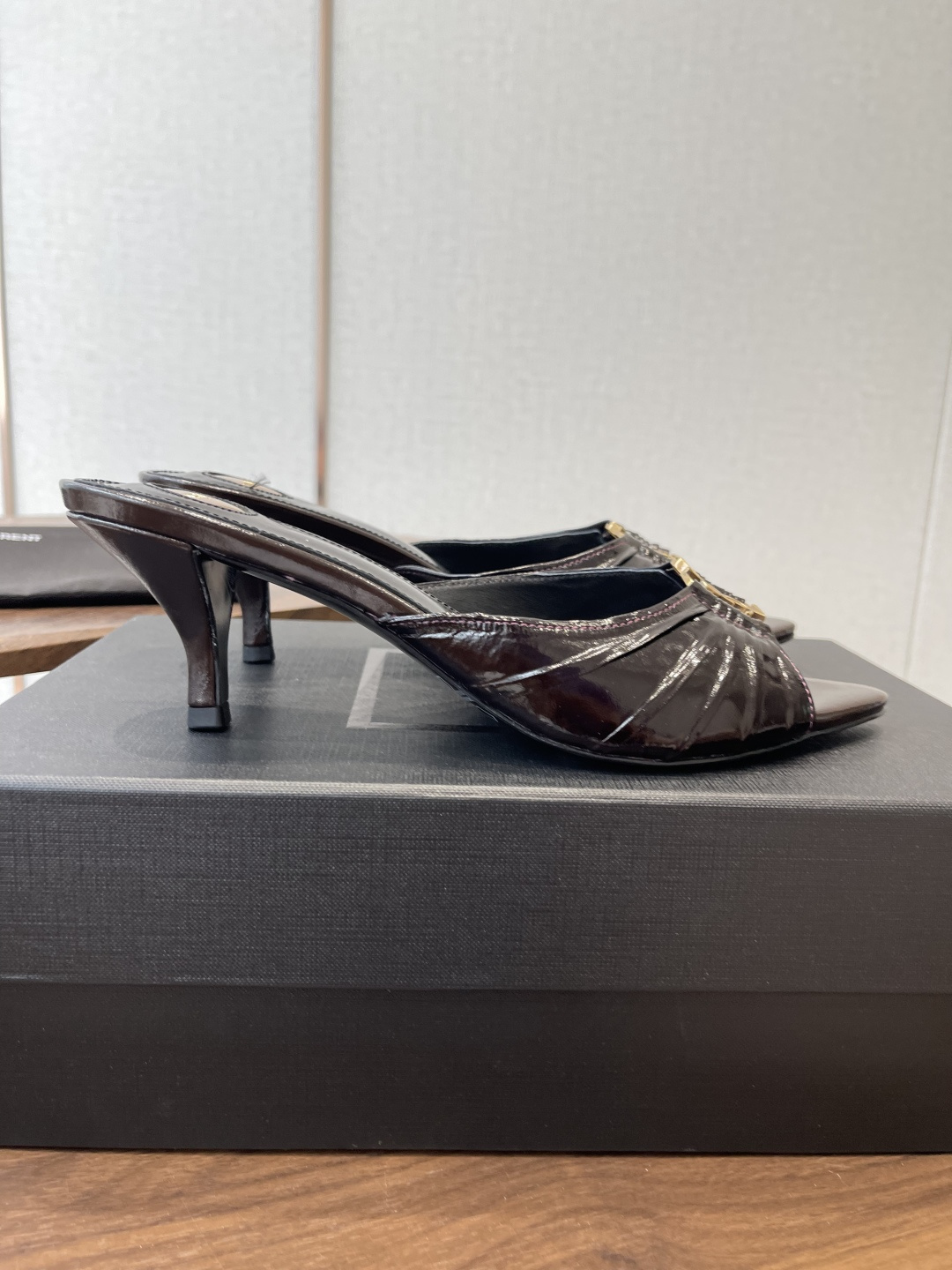 Saint Laurent26SS春夏新款尖头细跟凉拖自带冷艳贵气感的夏日高跟款，这双直接把法式性感和高