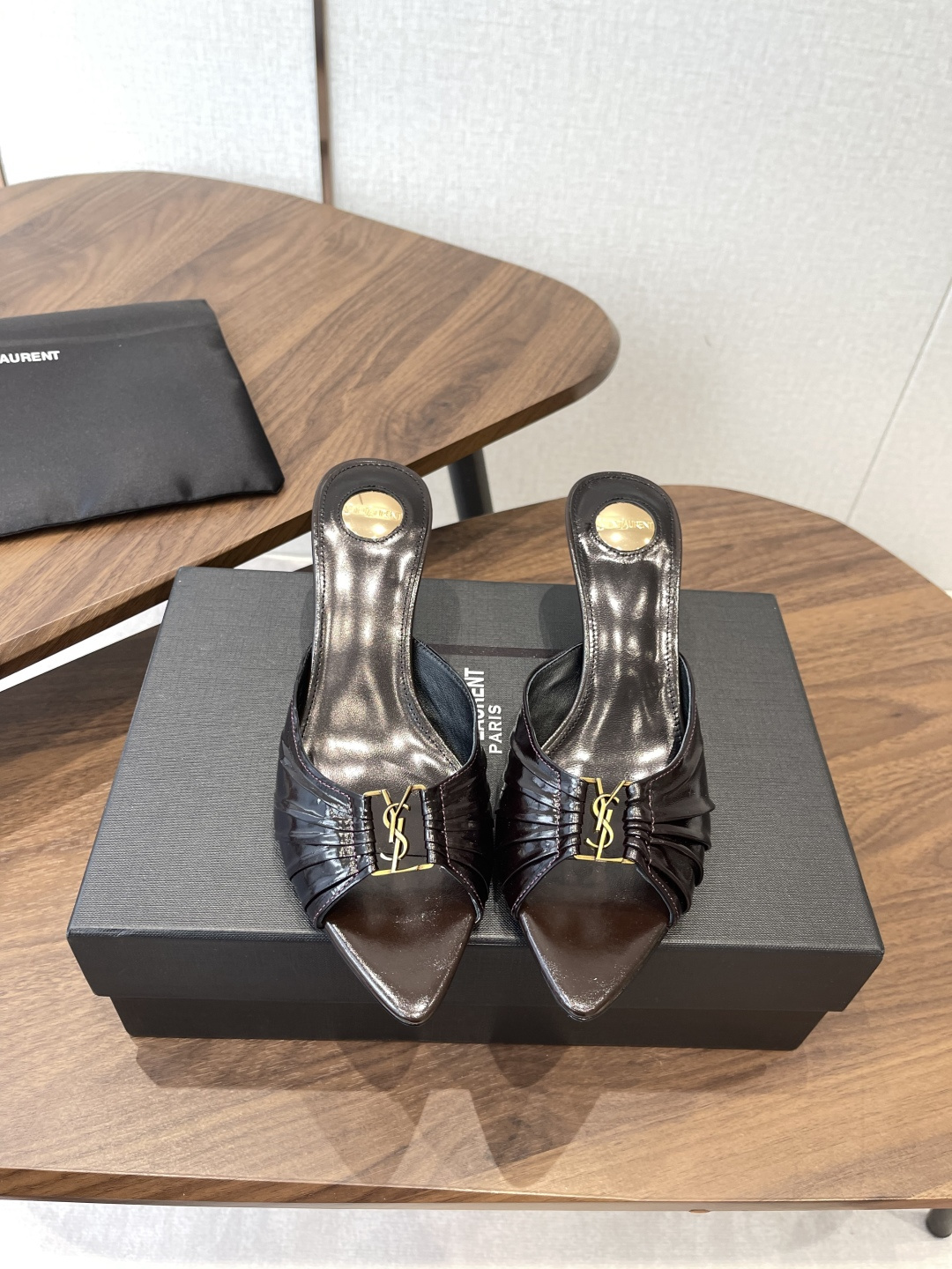Saint Laurent26SS春夏新款尖头细跟凉拖自带冷艳贵气感的夏日高跟款，这双直接把法式性感和高